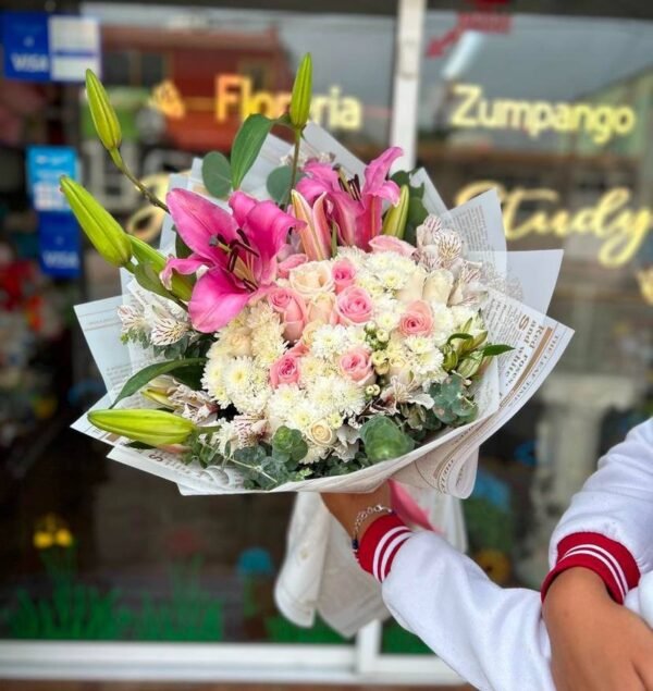 Ramo de 2 lilis pastel, 15 rosas en tonos pastel y follaje mixto