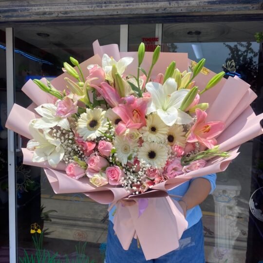 Ramo de 6 gerberas blancas, 15 rosas pastel, 12 lilis pastel