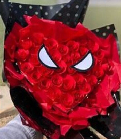 Ramo de 50 rosas rojas temática "Spiderman"