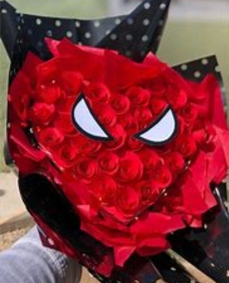 Ramo de 50 rosas rojas temática "Spiderman"