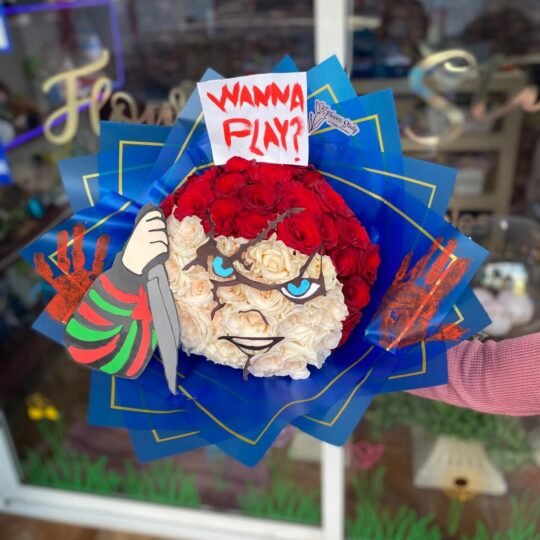 Ramo de 50 rosas en tonos rojos y rosas temática "Chuky"