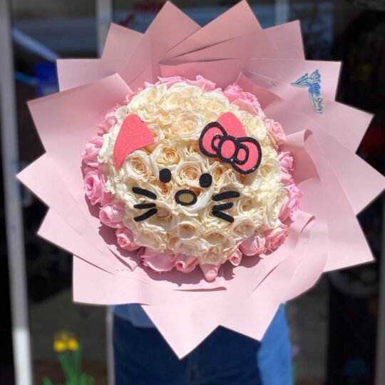 Ramo de 50 rosas blancas con rosas temática "Hello Kitty"