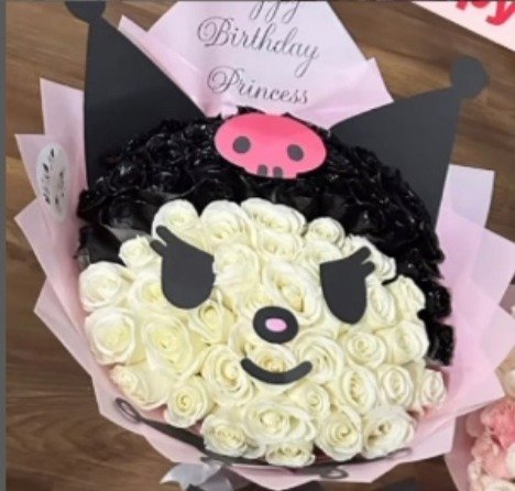 Ramo de 50 rosas blancas con negro temática "Kuromi"