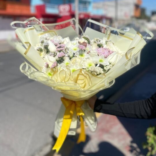 Ramo de 15 rosas blancas (color a elegir) y follaje mixto