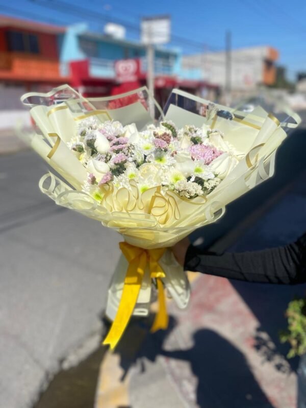 Ramo de 15 rosas blancas (color a elegir) y follaje mixto