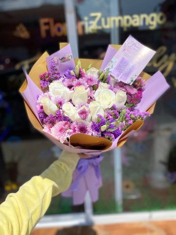 Ramo de 12 rosas blancas follajes en tonos lilas