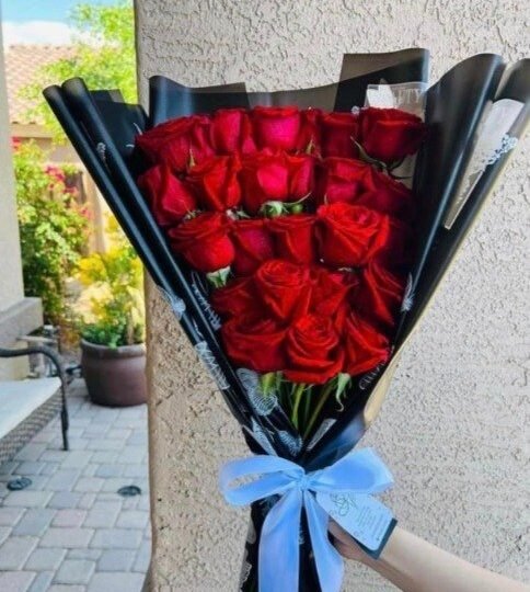 Ramo de 36 rosas rojas y follaje mixto