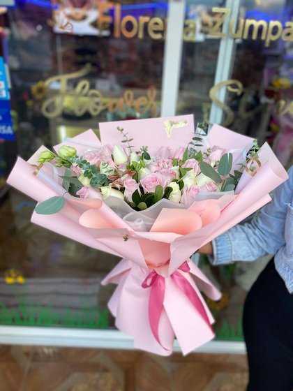 Ramo de 20 rosas en tonos pastel y follaje mixto