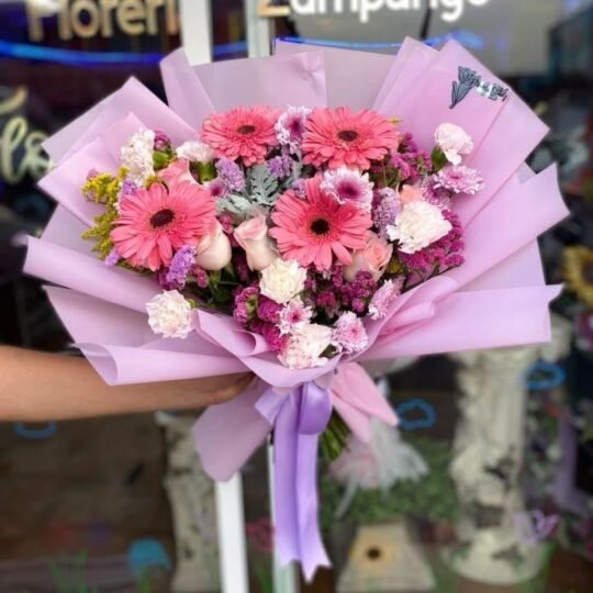 Ramo de 4 gerberas, 12 rosas pastel y follaje mixto