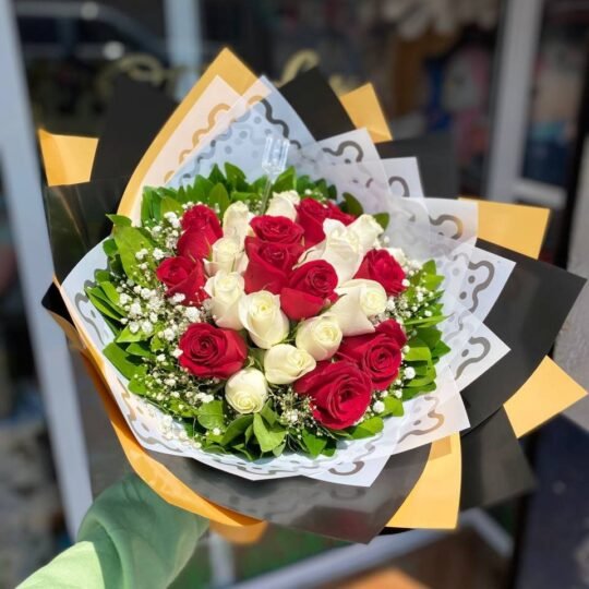 Ramo de 12 rosas rojas, 12 rosas blancas y follaje mixto