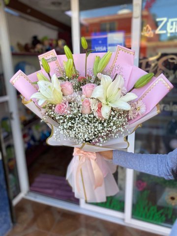 Ramo de 6 rosas pastel, 2 lilis rosas, 1 lili blanca y follaje mixto