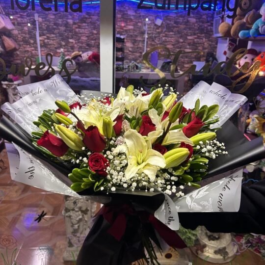 Ramo de 24 rosas rojas, 3 lilis blancas y follaje mixto