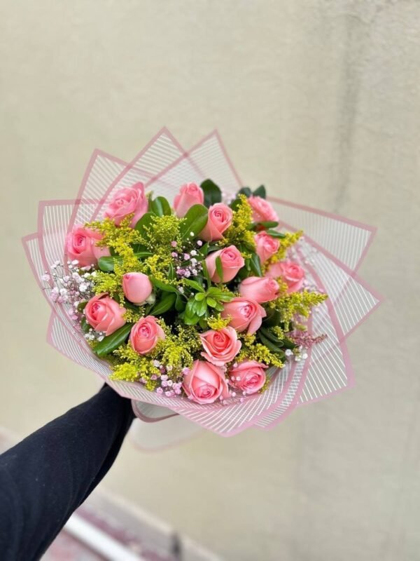 Ramo de 24 rosas color rosa y follaje mixto