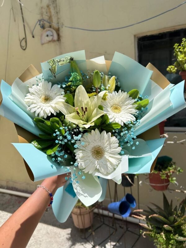 Ramo de 1 lili blanca, 3 gerberas blancas y follaje baby azulito