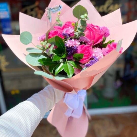 Ramo de 8 rosas en tono rosa fucsia y follaje mixto