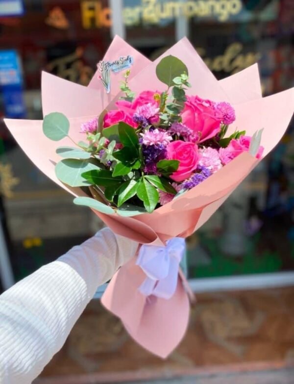 Ramo de 8 rosas en tono rosa fucsia y follaje mixto