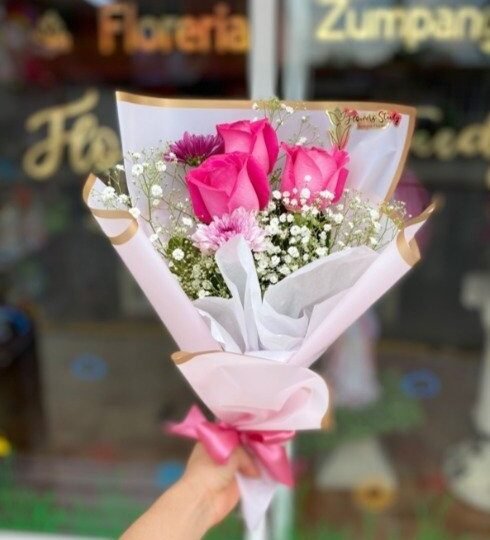 Ramo de 3 rosas color rosa y follaje mixto