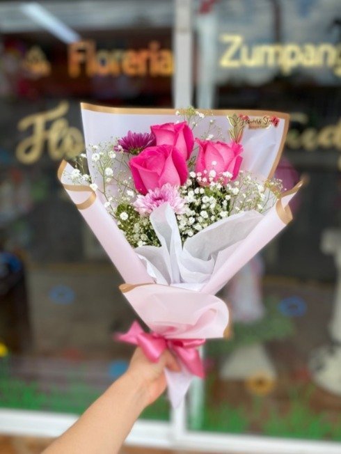 Ramo de 3 rosas color rosa y follaje mixto