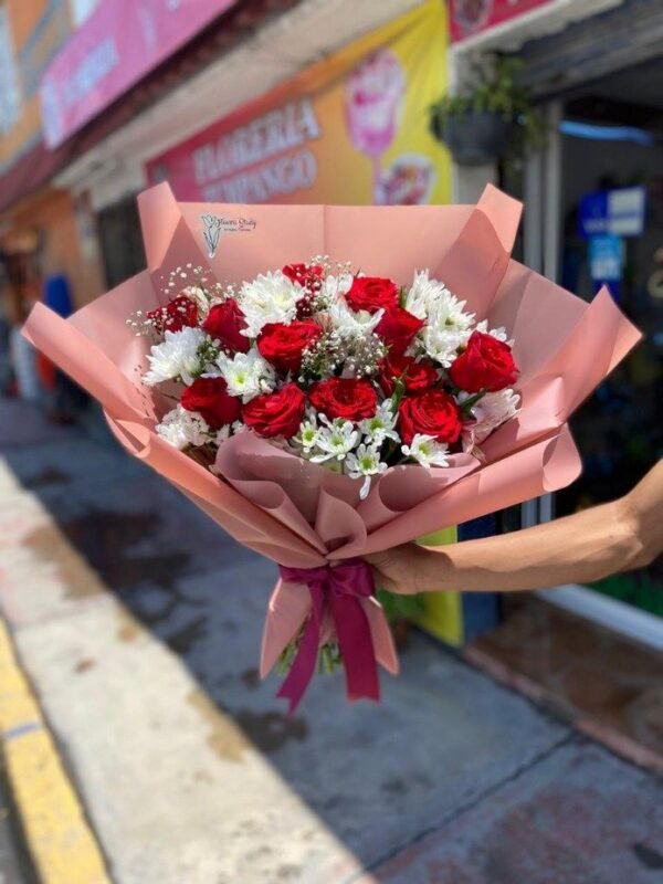 Ramo de 12 rosas rojas y follaje mixto