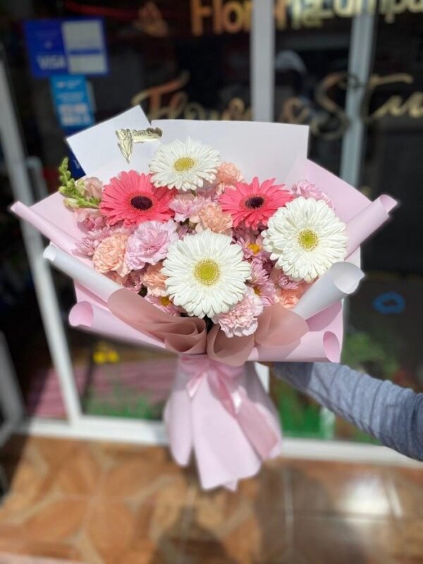 Ramo de 4 gerberas pastel, claveles y follaje mixto