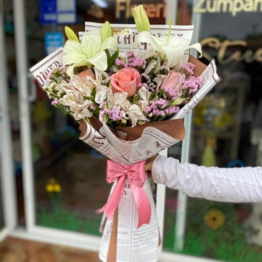 Ramo de 2 lilis blancas y 3 rosas y follaje mixto
