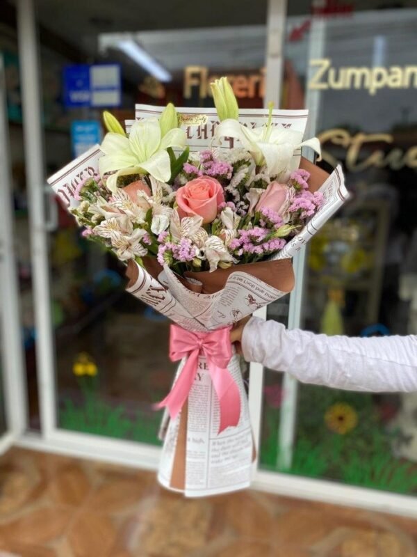 Ramo de 2 lilis blancas y 3 rosas y follaje mixto