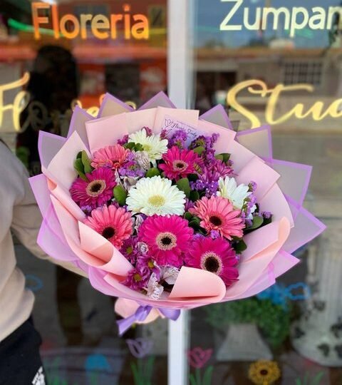 Ramo de 10 gerberas en tonos pastel y follaje mixto
