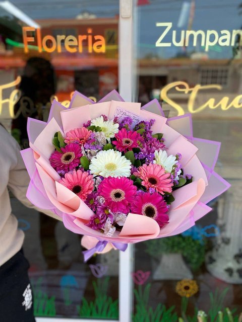 Ramo de 10 gerberas en tonos pastel y follaje mixto
