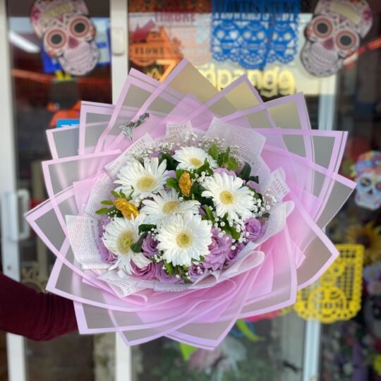 Ramo de 24 rosas lilas, 6 gerberas blancas y follaje mixto