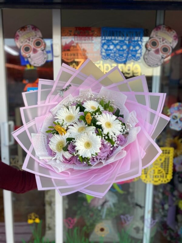 Ramo de 24 rosas lilas, 6 gerberas blancas y follaje mixto