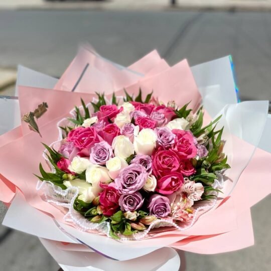 Ramo de 36 rosas rojas en tonos lilas, blancos y fucsias y follaje