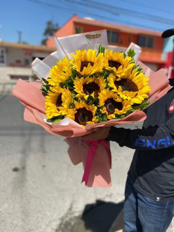 Ramo de 8 girasoles y follaje mixto