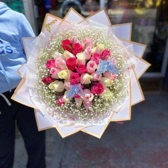Ramo de 36 rosas en tonos rosas, blancas y fucsias y follaje baby y mariposas