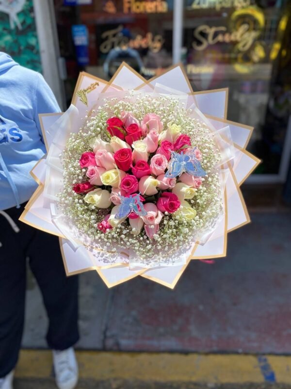 Ramo de 36 rosas en tonos rosas, blancas y fucsias y follaje baby y mariposas