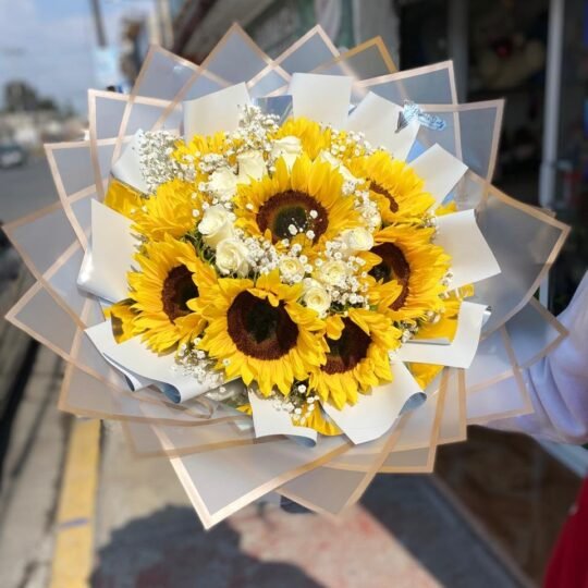 Ramo de 9 girasoles, 12 rosas blancas y follaje baby