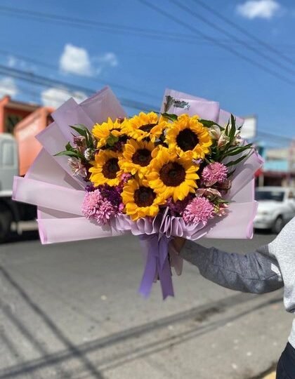 Ramo de 7 girasoles y follaje mixto