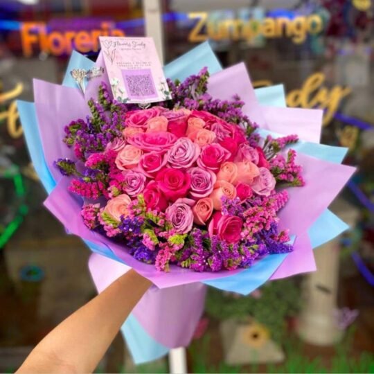 Ramo de 36 rosas en tonos lilas, rosas y fucsias y follaje de estate