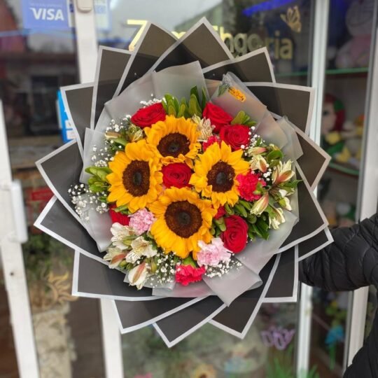 Ramo de 6 rosas rojas y 4 girasoles con follaje mixto