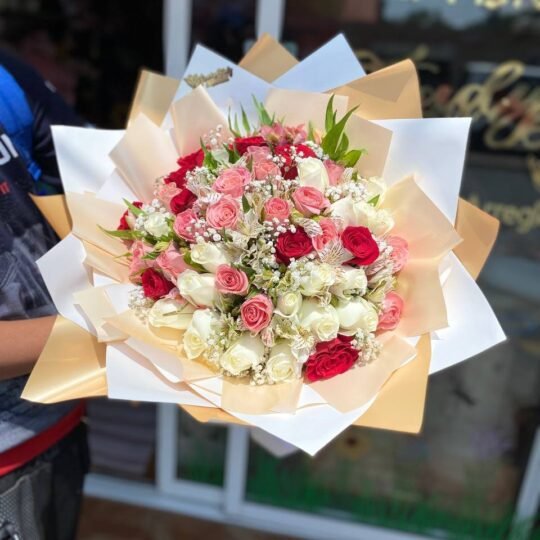 Ramo de 50 rosas en tonos pastel con rojos y follaje clavo y baby