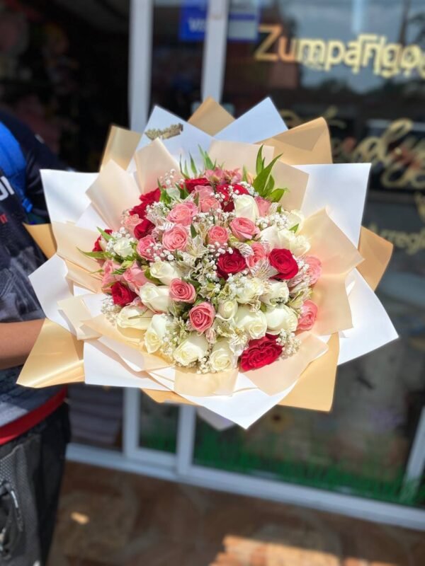 Ramo de 50 rosas en tonos pastel con rojos y follaje clavo y baby