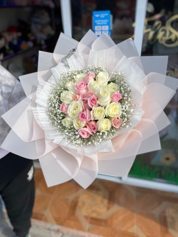 Ramo de 12 rosas blancas, 12 rosas color rosa y follaje baby