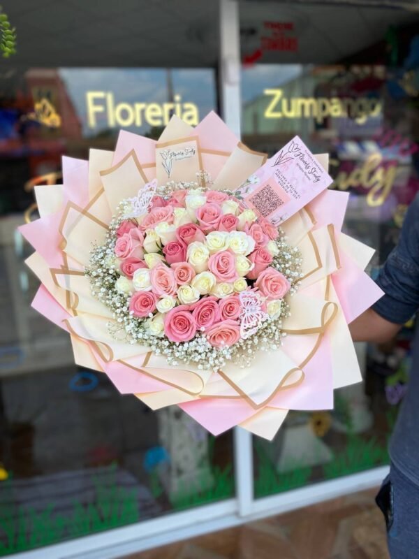 Ramo de 25 rosas blancas, 25 rosas color rosa y follaje baby y mariposas