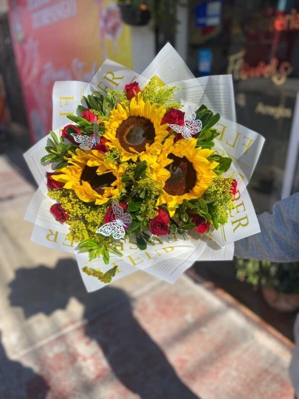 Ramo de 3 girasoles, 12 rosas rojas y follaje mixto y mariposas