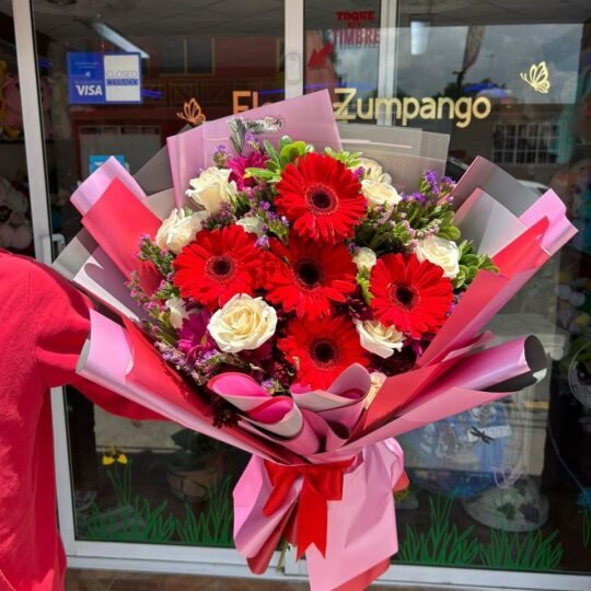 Ramo de 5 gerberas rojas, 12 rosas blancas y follaje mixto