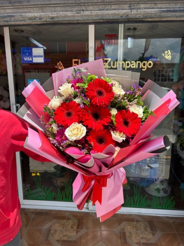 Ramo de 5 gerberas rojas, 12 rosas blancas y follaje mixto
