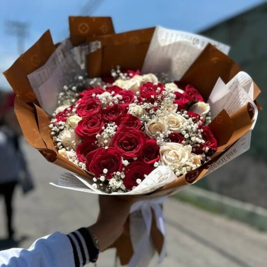Ramo de 25 rosas rojas, 25 rosas blancas y follaje baby