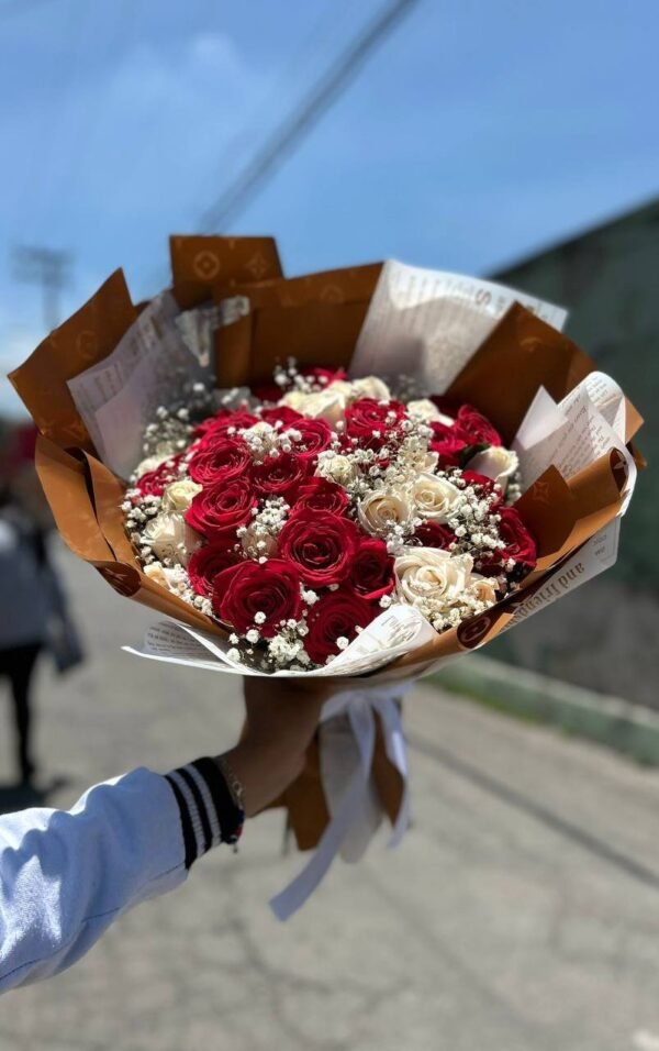 Ramo de 25 rosas rojas, 25 rosas blancas y follaje baby