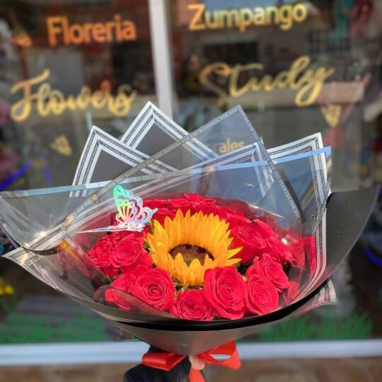 Ramo de 20 rosas rojas, 1 girasol y mariposa