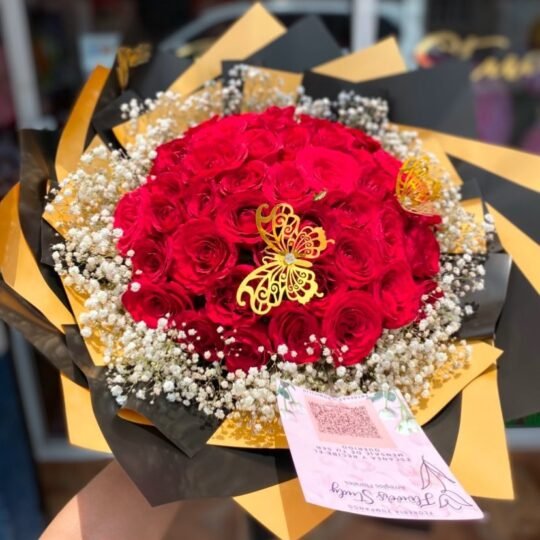Ramo de 50 rosas rojas y follaje baby y mariposas