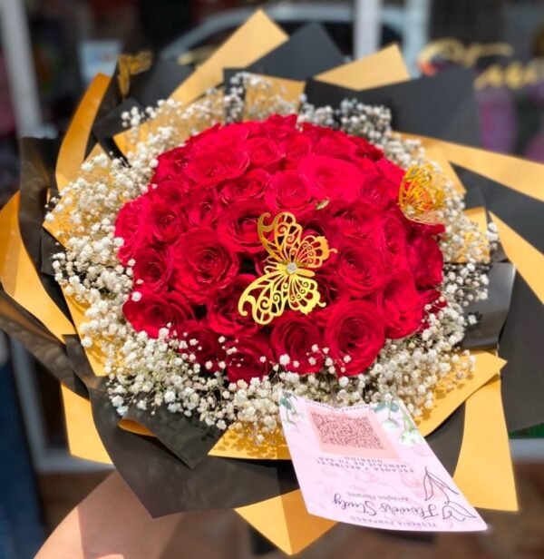 Ramo de 50 rosas rojas y follaje baby y mariposas